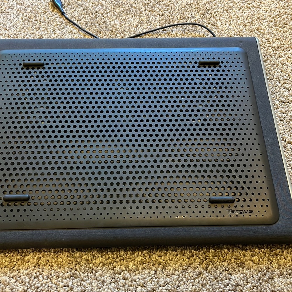 Laptop cooling mat with fans